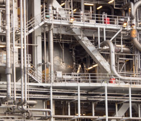 Grafik: Viele Rohre laufen in alle Richtungen an einer Hauswand